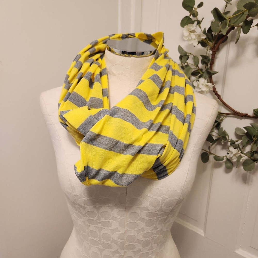 Nursing Happens‎ Infinity Breastfeeding Scarf Yellow Gray
